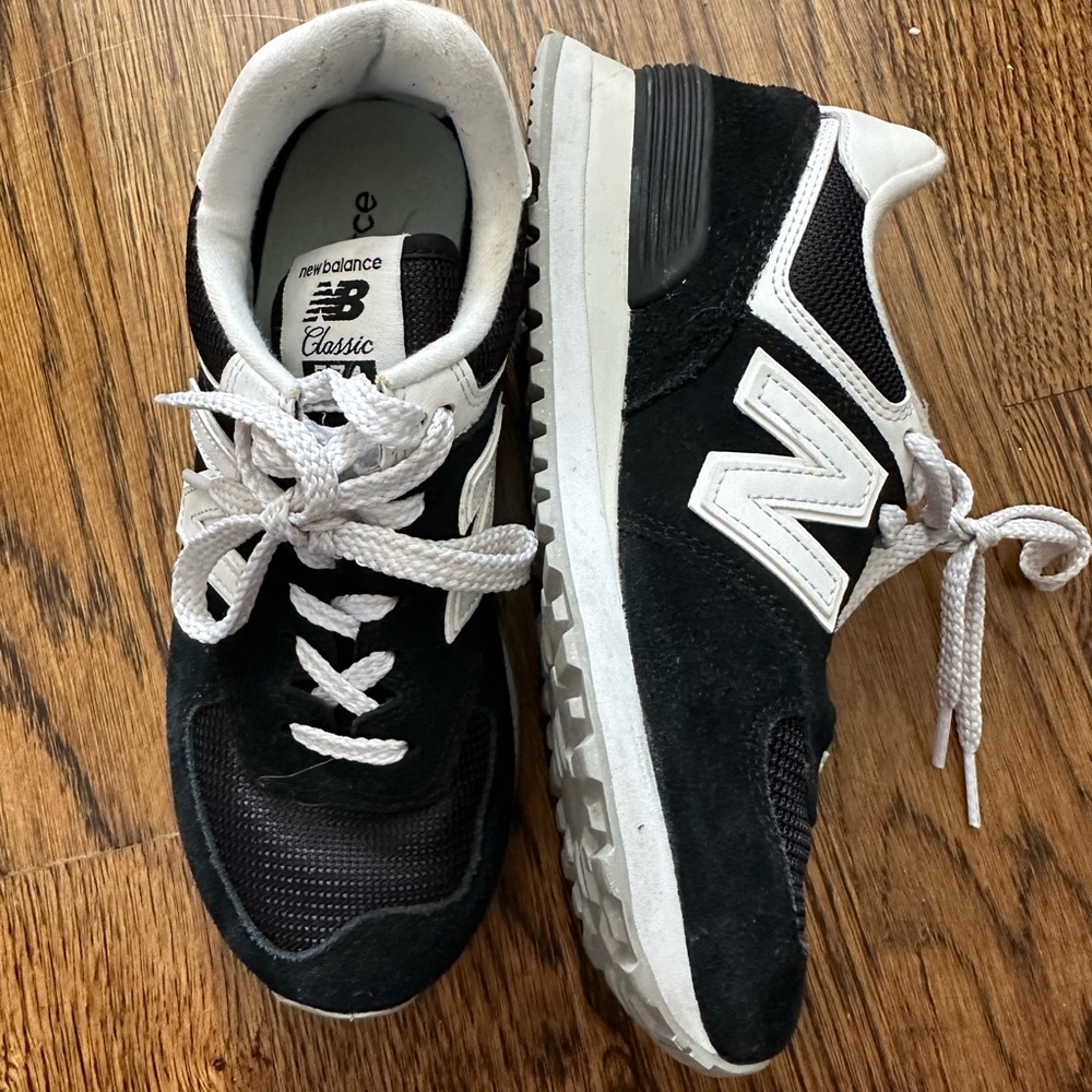 New Balance Classics black and white size 6 barley worn

WL574v2